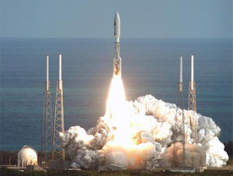 Lançamento do foguete Atlas V levando a bordo a espaçonave New Horizons